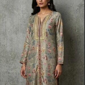 Ravina Pakistani kameez/ tunic dress size small with flower pattern.